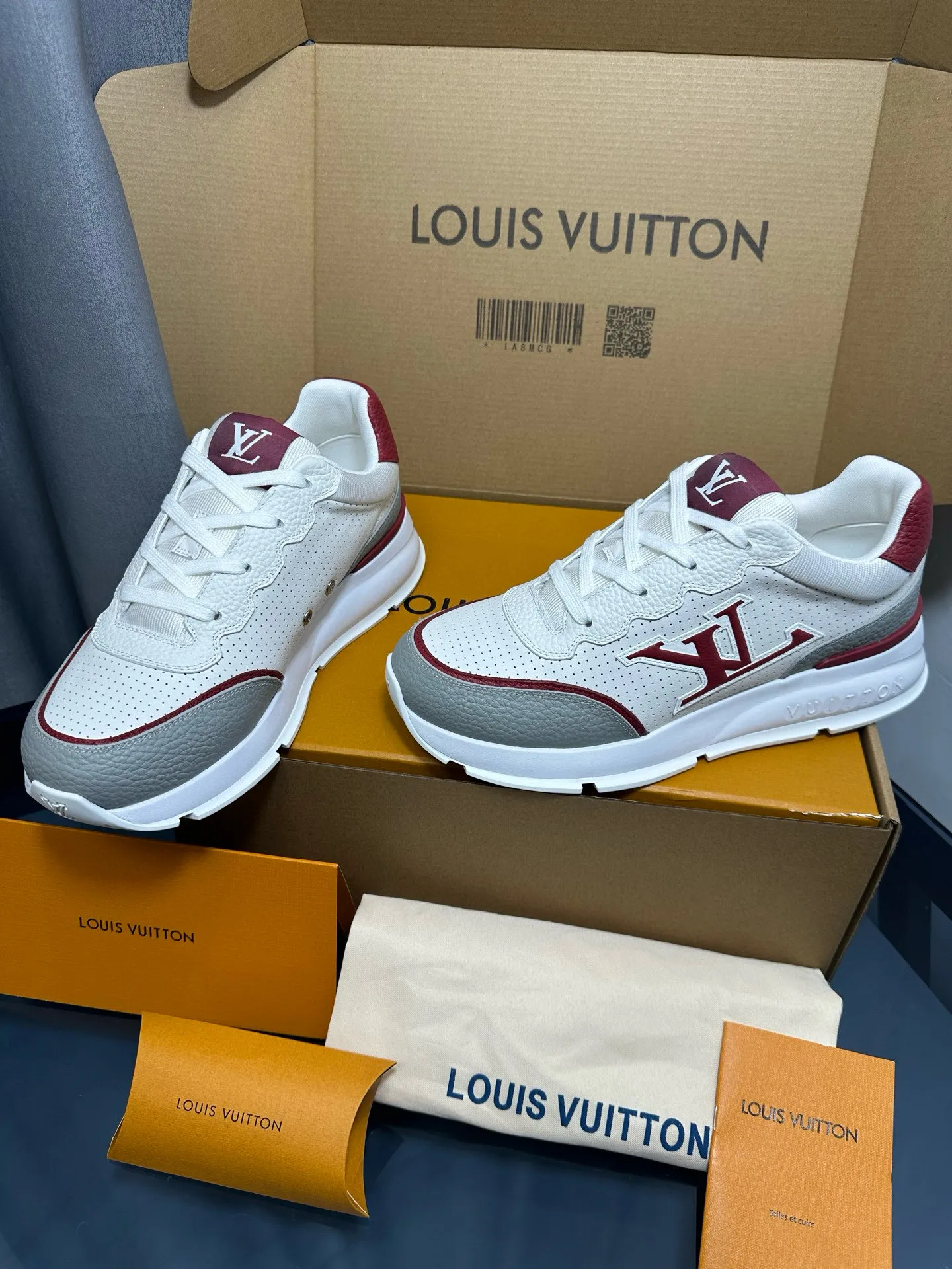 Factory price: 700💰🌈LV | Louis Vuitton 2025𝐬𝐬 🧡💚2025 spring and summer new style top version‼ ️The original version is the same. The counter focuses on the latest casual shoes and new hard goods🆕 ❥Purchasing agent level! Full of high-end feel! A popular model among bloggers at home and abroad, it’s retro and fashionable, and looks stunning on your feet! Wear a lot of happiness! The official website's main recommendation★ ━━━━━ ЅᏇєєt ━━━━━ ▪️Upper: Original custom-made imported calfskin fabric ▪️Inner: breathable gauze imported from Italy ▪️Outsole: rubber foam ➕t men's men's shoes 💰u high-end outsole ▪️Color: nine colors available ▪️Shoe size: 35-44, (45, 46 customized)